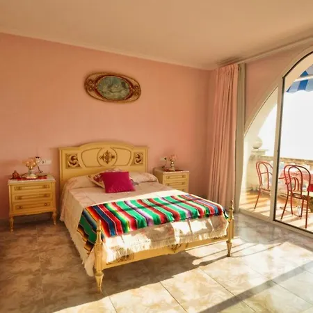 Villa Sleeps 7 With Pool And Wifi *